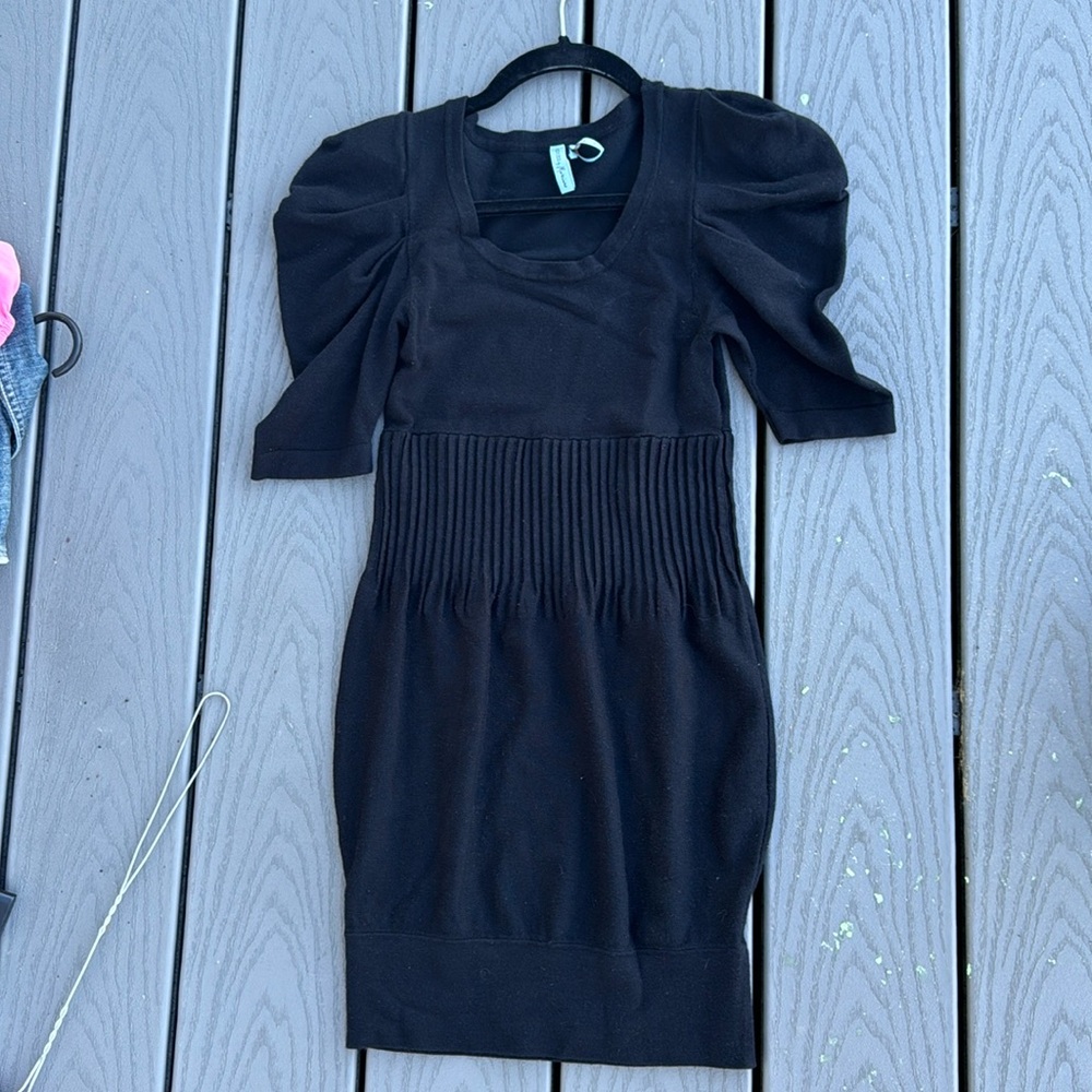 Guess short sleeved sweater dress- like new- size XS
